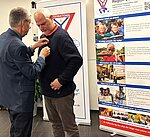 Flemming får tildelt Y`s Men`s nålen og medlemsbevis