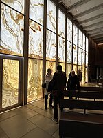 Alabaststen i glasfacaden lavet af kunstneren Erik A. Frandsen