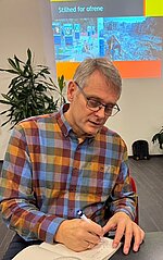 Jan Mortensen skriver i klubbens gæstebog