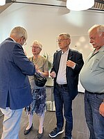 Karen overrækker past præsident nålen til Asbjørn. Tak for 3 års arbejde i præsidiet til Karen.
