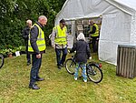 Thorkild sælger af de istandgjorte cykler
