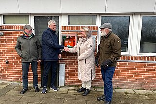 På billedet fra venstre Jens Johansen (tilser hjertestarterne), Asbjørn Kristensen ( præsident for Y`s Men`s klubben), Berit Nissen ( formand for Hjertegruppen) og Preben Pedersen ( formand for Dansk Folkehjælp)