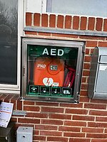 Der er 7 Hjertestartere i Andst. Disse skal skiftes efter ca. 10 år. 3 er skiftet ud i år - denne ved Andst Hallen er doneret af Y`s Men`s Klubben.